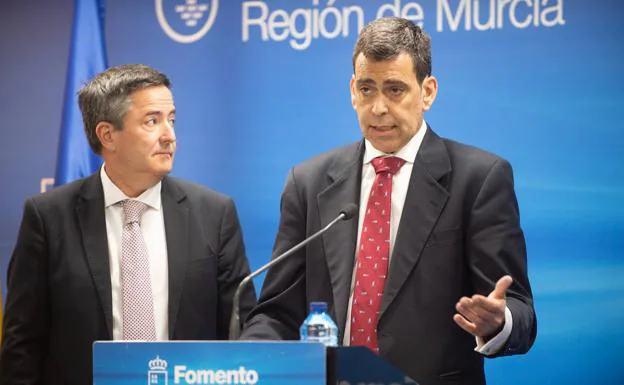 The Minister of Public Works, Díez de Revenga, together with Enrique Ujaldon informs at a press conference