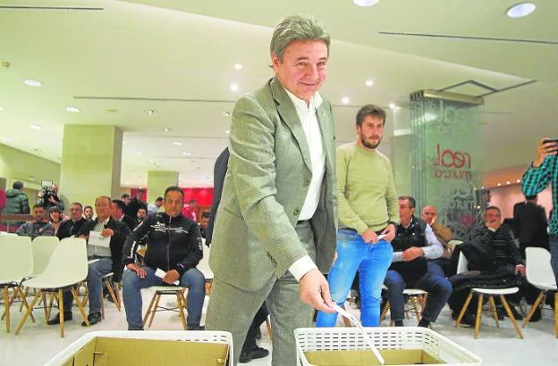 Agustín Ramos casts his vote in favor of opening a convertible loan campaign at the meeting last Tuesday. 