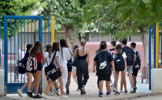 Students entering a Murcia institute, in a file photo.