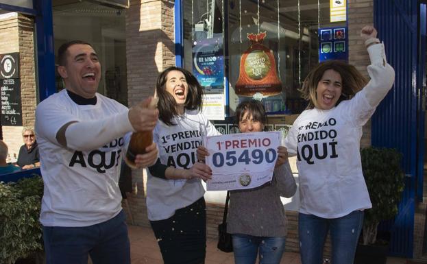 Celebration in the administration of Río Nalón street in Los Narejos, after selling El Gordo, this Thursday.