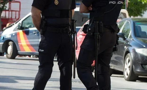 Two agents of the National Police, in a file image.