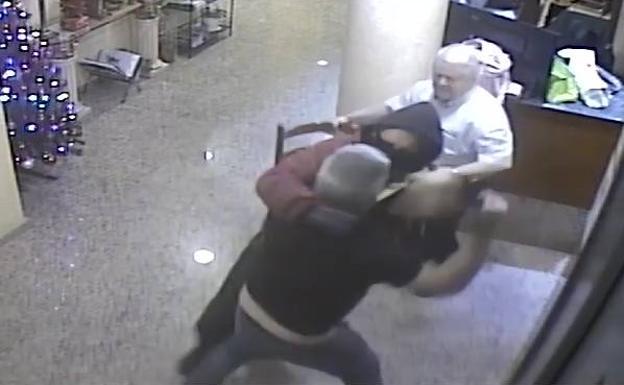A security camera recorded how the hotel manager attacked the thief.