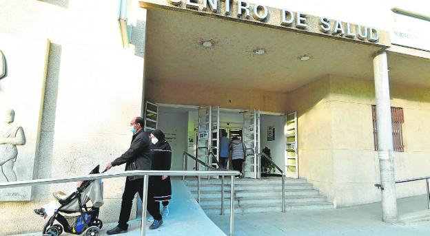 Patients, this week, at the entrances to the San Andrés health center. 