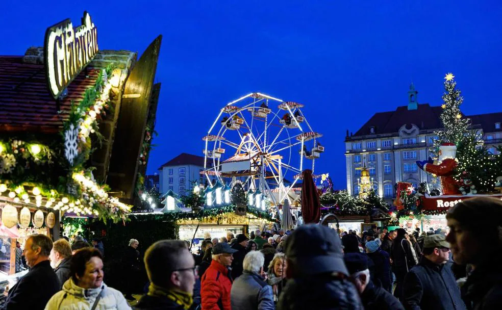 Miles de visitantes deambulan entre los puestos adornados y las atracciones del tradicional mercadillo de Dresde./AFP