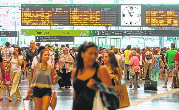 A high demand. Travelers at the Alicante station last summer.  The neighboring city has 13 daily frequencies with Madrid. 