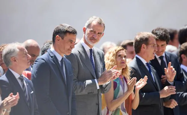 Felipe VI, together with President Sánchez, the head of Congress and the leader of the PP in the tribute this July to Miguel Ángel Blanco in Ermua.