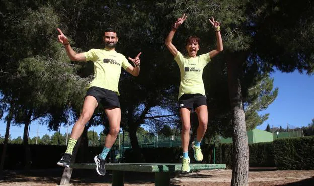 Matías González and Laura Nicolás, yesterday, in La Alcayna, after their morning training session to prepare for San Silvestre. 