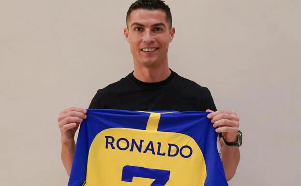 Cristiano Ronaldo poses with the Al Nassr Saudi shirt, his new team.
