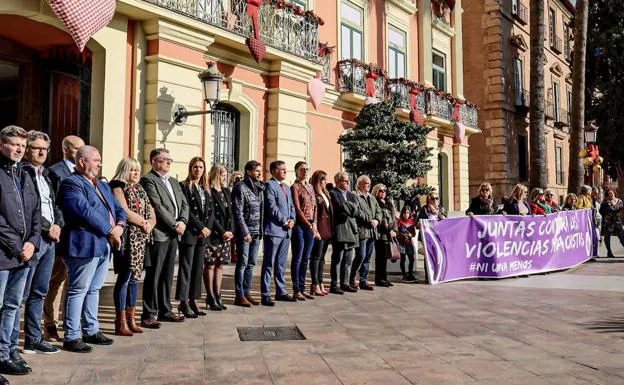 Minute of silence at the door of the Murcia City Hall for sexist crimes.
