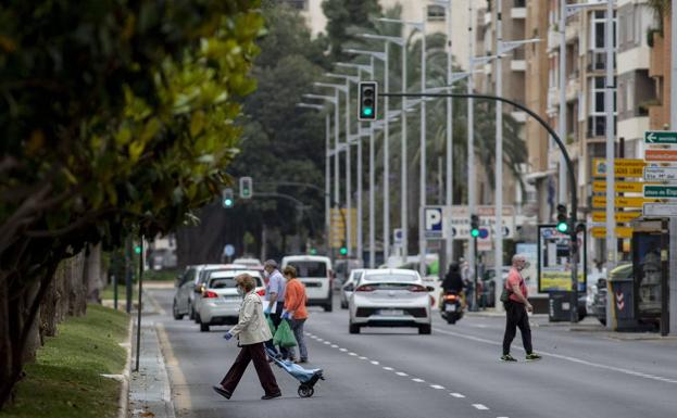 Pedestrians cross the Alameda de San Antón through one of the sections that continue without zebra crossings, in a photo from May 2020. 