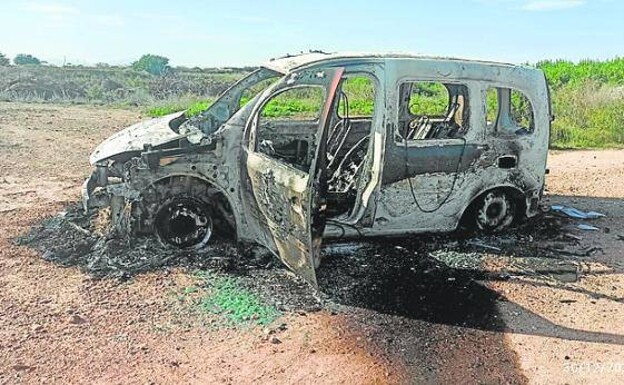 The van used in the robbery of El Sabinar, burned. 