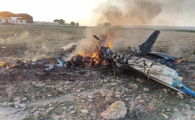 Restos de la avioneta siniestrada tras sufrir el impacto.