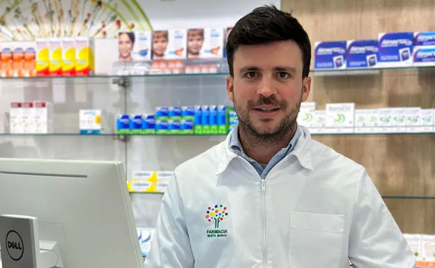 Sergio Polo, at the Marta Marco de Yecla Pharmacy, shows some rapid tests for the detection of Chagas. 