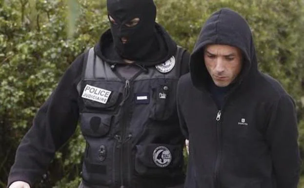 Mikel Irastorza, watched by a French policeman after his arrest in November 2016.