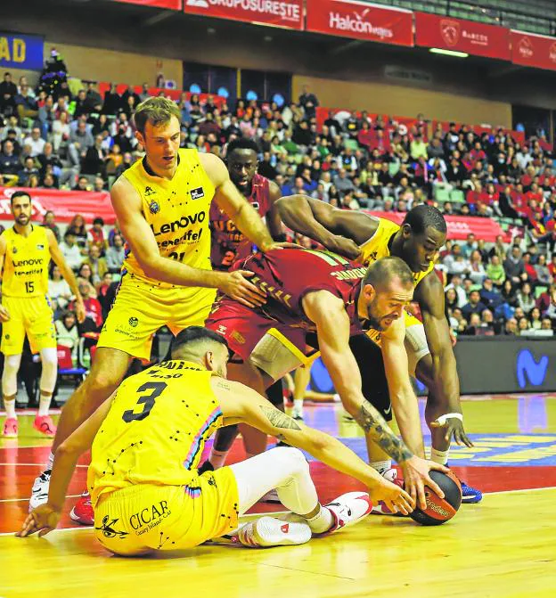 Radovic fights for the ball with three Tenerife players, on Friday at the Palace. 