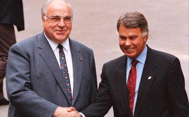 President Felipe González greets Helmut Kohl, then German Chancellor, in 1995.
