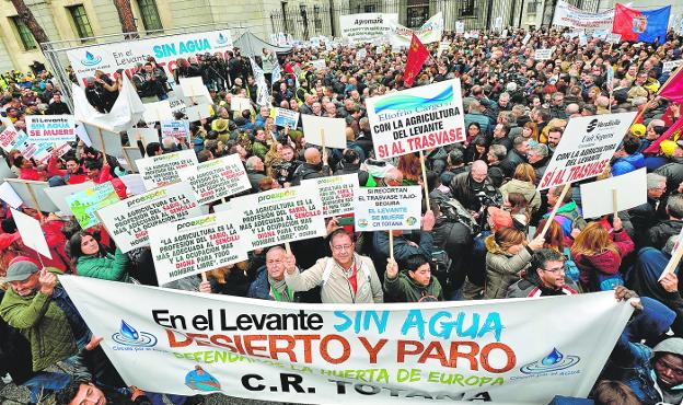 Numerous banners against the reduction of the Transfer and in favor of the Huerta de Europa, in front of the doors of the Ministry. 