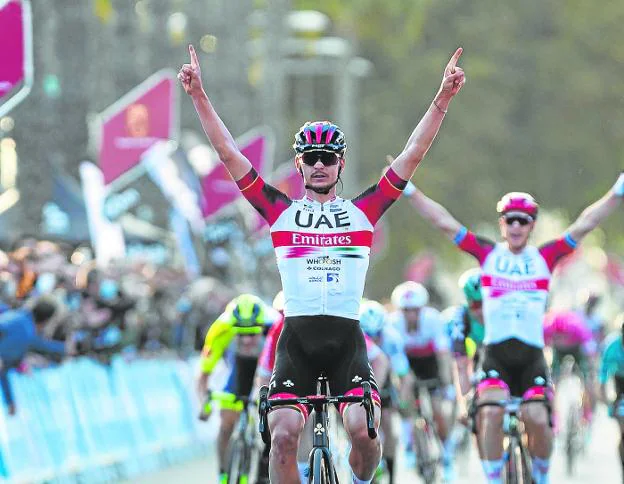 Alessandro Covi, in the foreground, celebrates his victory in the Tour of the Region, on February 12, 2022. 