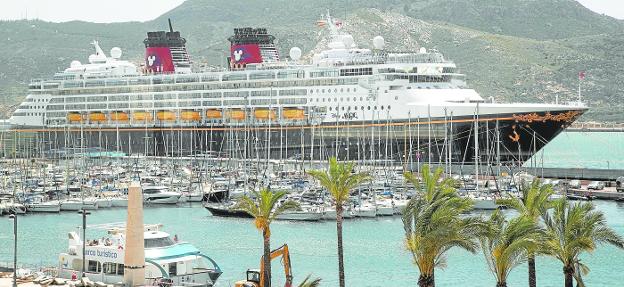 The 'Disney Magic' cruise ship docked at the Juan Sebastán Elcano dock on May 24, the twin brother of the one that will arrive this year on May 19. 
