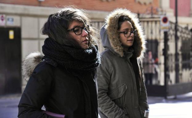 Two women protect themselves from the cold in Murcia.