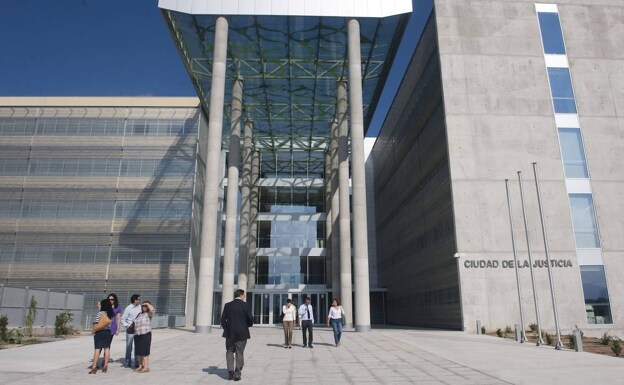 Citizens go to the headquarters of the City of Justice, in Murcia. 