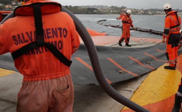 Maritime Rescue personnel work in an operation, in a file image.