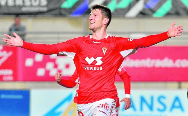 Toril celebrates a goal scored against Sevilla Atlético in his first spell as a Murcian player. 