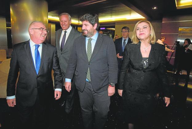Smiles and gestures of complicity between the president of Adermur (i) and López Miras, last Monday. 