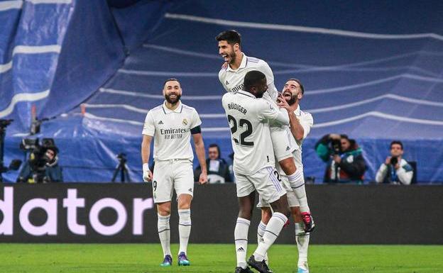 The Real Madrid players celebrate Asensio's goal that put the win against Valencia on track