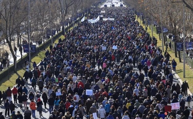 Protesters head towards the Plaza de Cibeles, the destination of the Madrid protest to defend public health