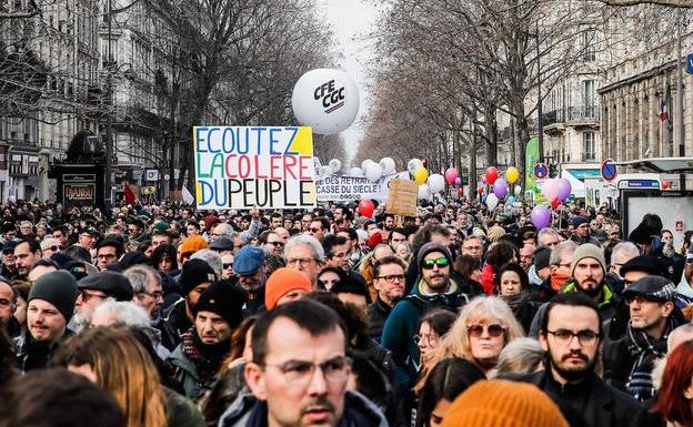 Image of a demonstration against the pension reform in Paris.