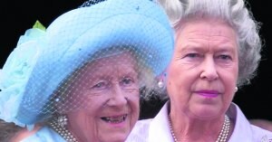 La Reina Elizabeth, la Reina Madre, junto a Isabel II, la actual soberana británica. ::                             AP/
