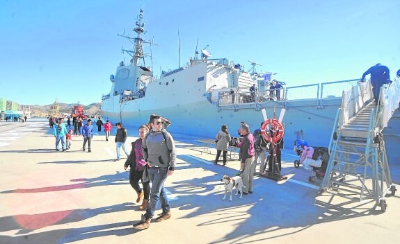 Visitas A Al Fragata Méndez Núñez En El Muelle La Verdad