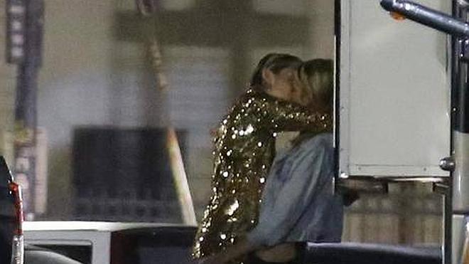 Miley Cyrus Y Su Novia Pilladas Besndose Apasionadamente En Pblico