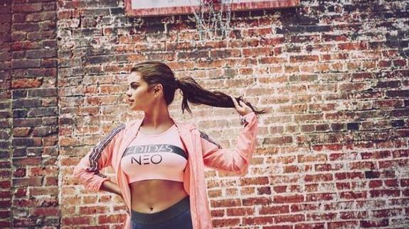 Asombro Ocurrir siga adelante Selena Gomez presume de adbominales en la campaña publicitaria de Adidas |  La Verdad